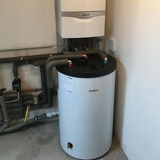 Ein moderner Heizkessel von Vaillant steht in einem hellen Raum, umgeben von Rohren und Anschlüssen für die Heizungsanlage.